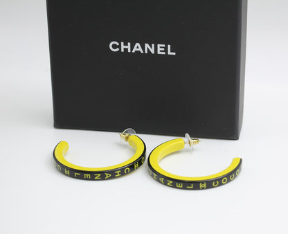 CHANEL Chanel 22S Resin Banana Yellow English Word Hoop Large Earrings - Onesize earrings - Secondhand luxury from Wararni