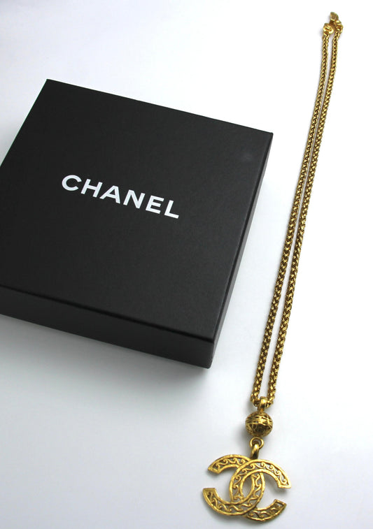 CHANEL Chanel Vintage 95A Wavy Hollow Ball Pendant Necklace - Onesize Fashion Jewellery - Vintage fashion from Wararni