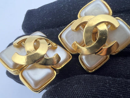 Chanel 1995 Pearl Rhombic Gold Plated Earrings Clip On