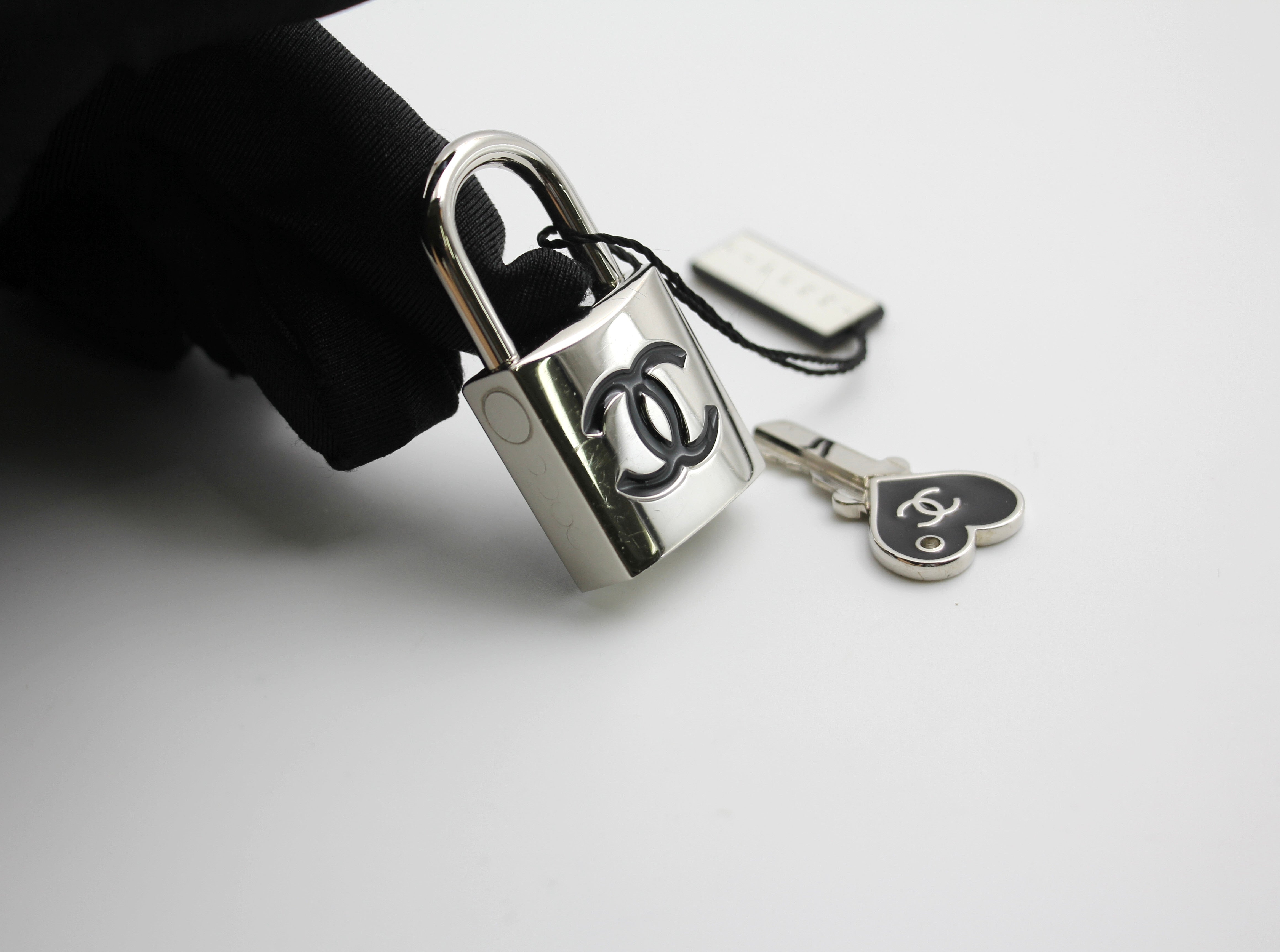Chanel Vintage 07P Metal Heart-Shaped Key – Wararni.com