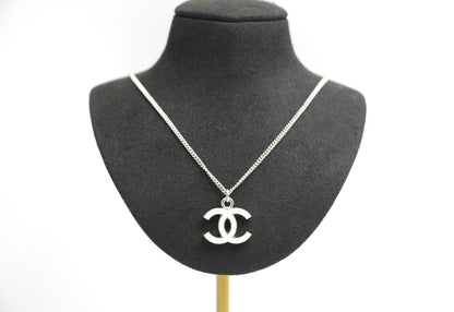 Chanel Vintage 05V Enamel White Necklace