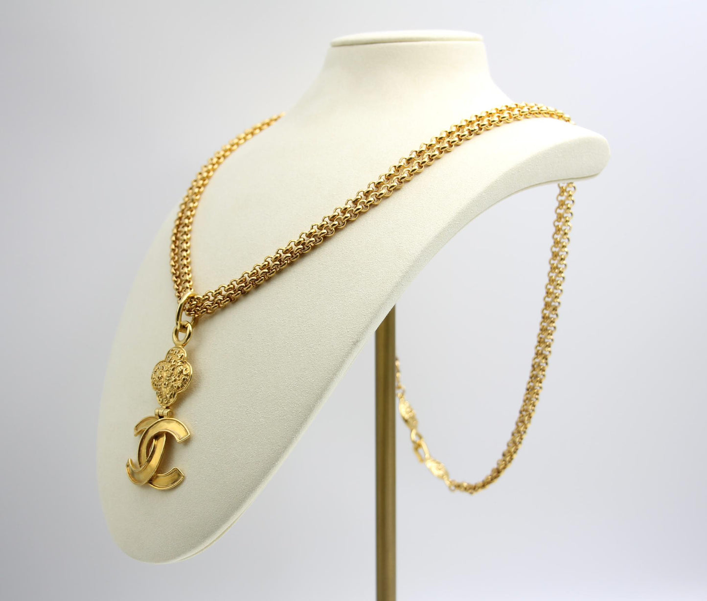 Chanel Vintage 95A Gold-Plated Plain Gold Flower Necklace