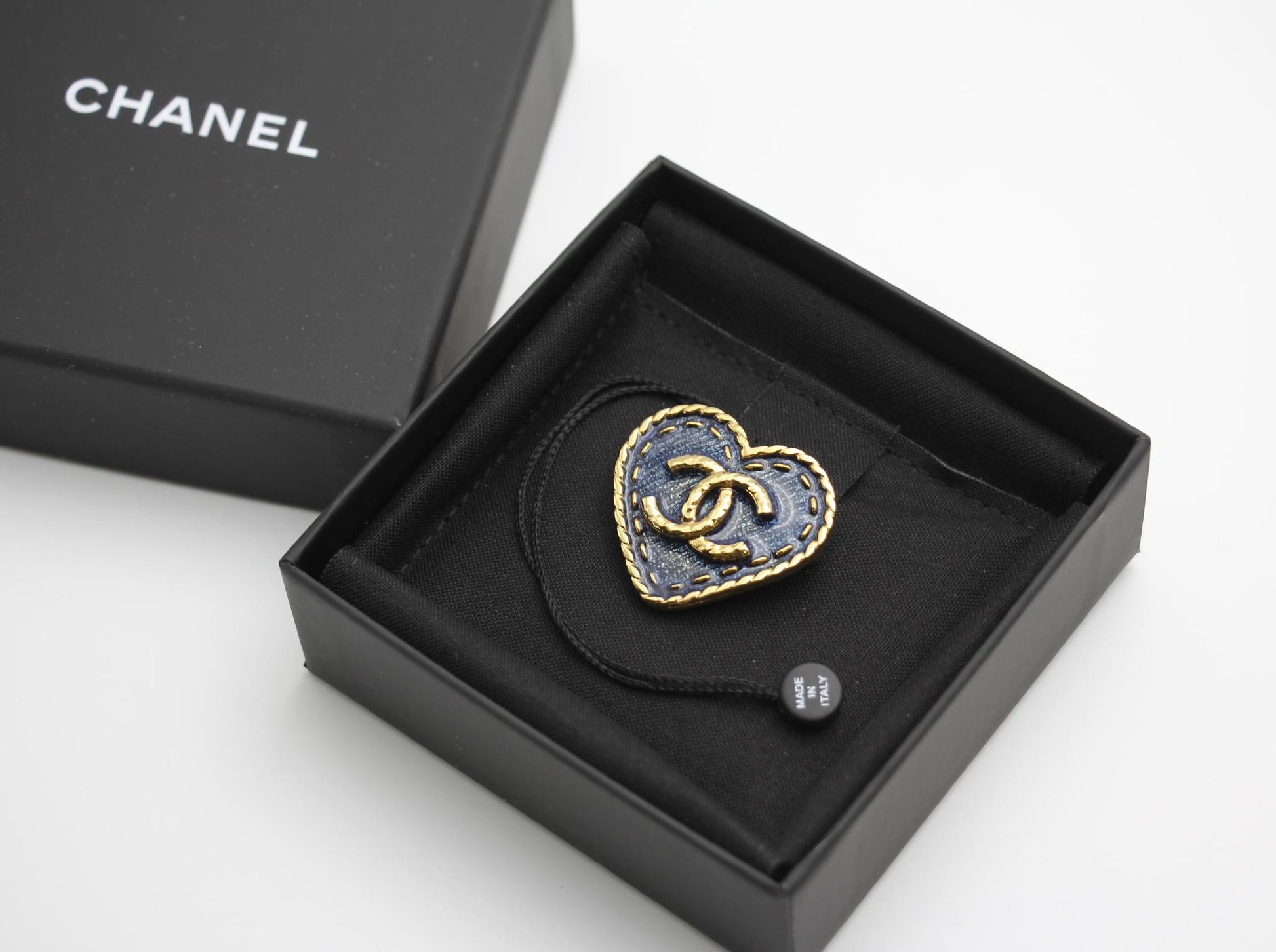 CHANEL Chanel 24P Metal Spring Denim Heart-Shaped Buckle Brooch - Onesize Fashion Jewellery - Vintage fashion from Wararni