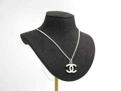 Chanel Vintage 05V Enamel White Necklace