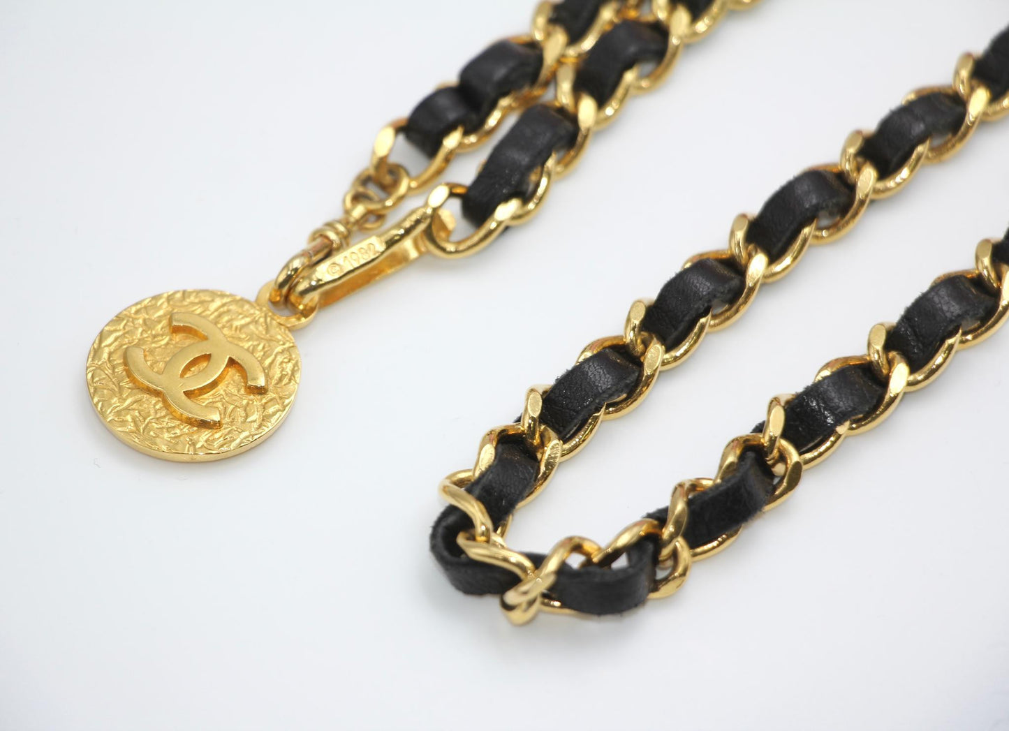 CHANEL Chanel Vintage 82 Gold Plated Leather Gold Coin Chain Waist Chain - Onesize chain - Secondhand luxury from Wararni