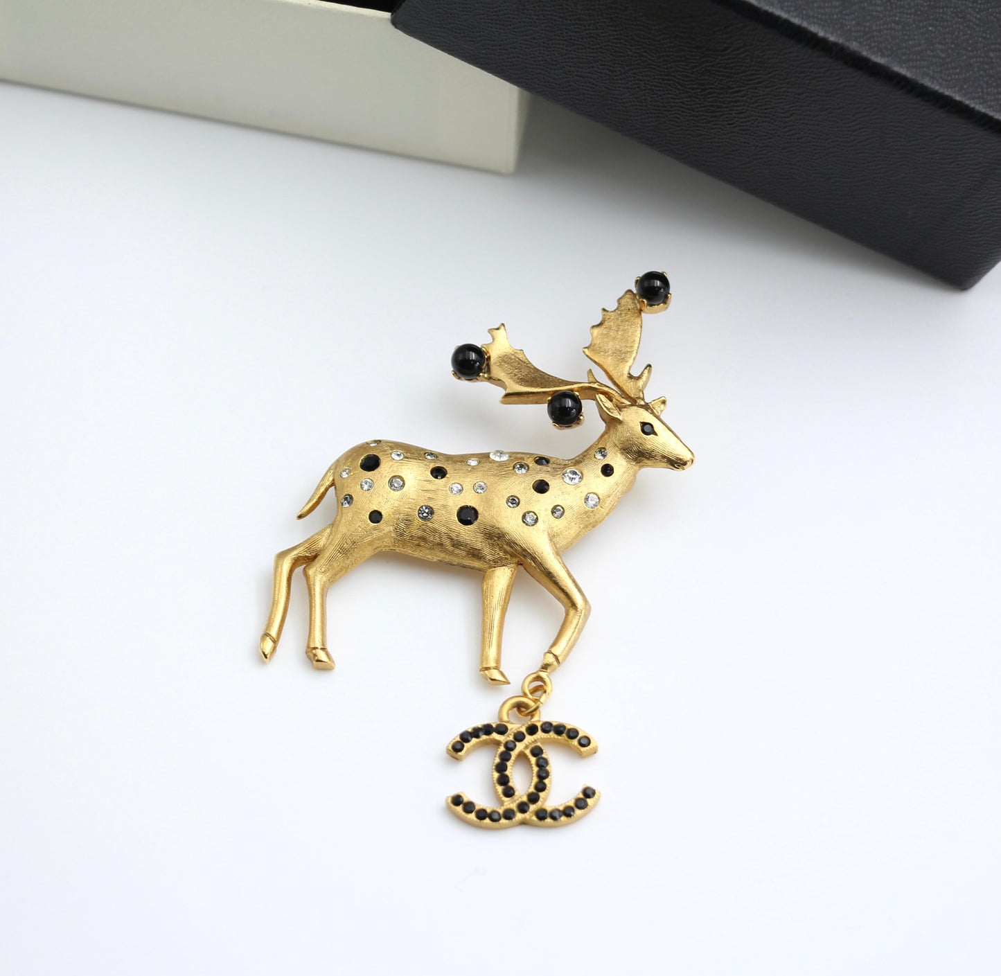 CHANEL Chanel Vintage 01A Rhinestone Deer Cc Brooch - Onesize Fashion Jewellery - Secondhand luxury from Wararni