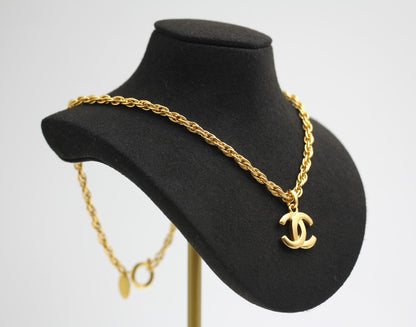 Chanel Vintage 81 85 Gold Plated Chain Clavicle Necklace