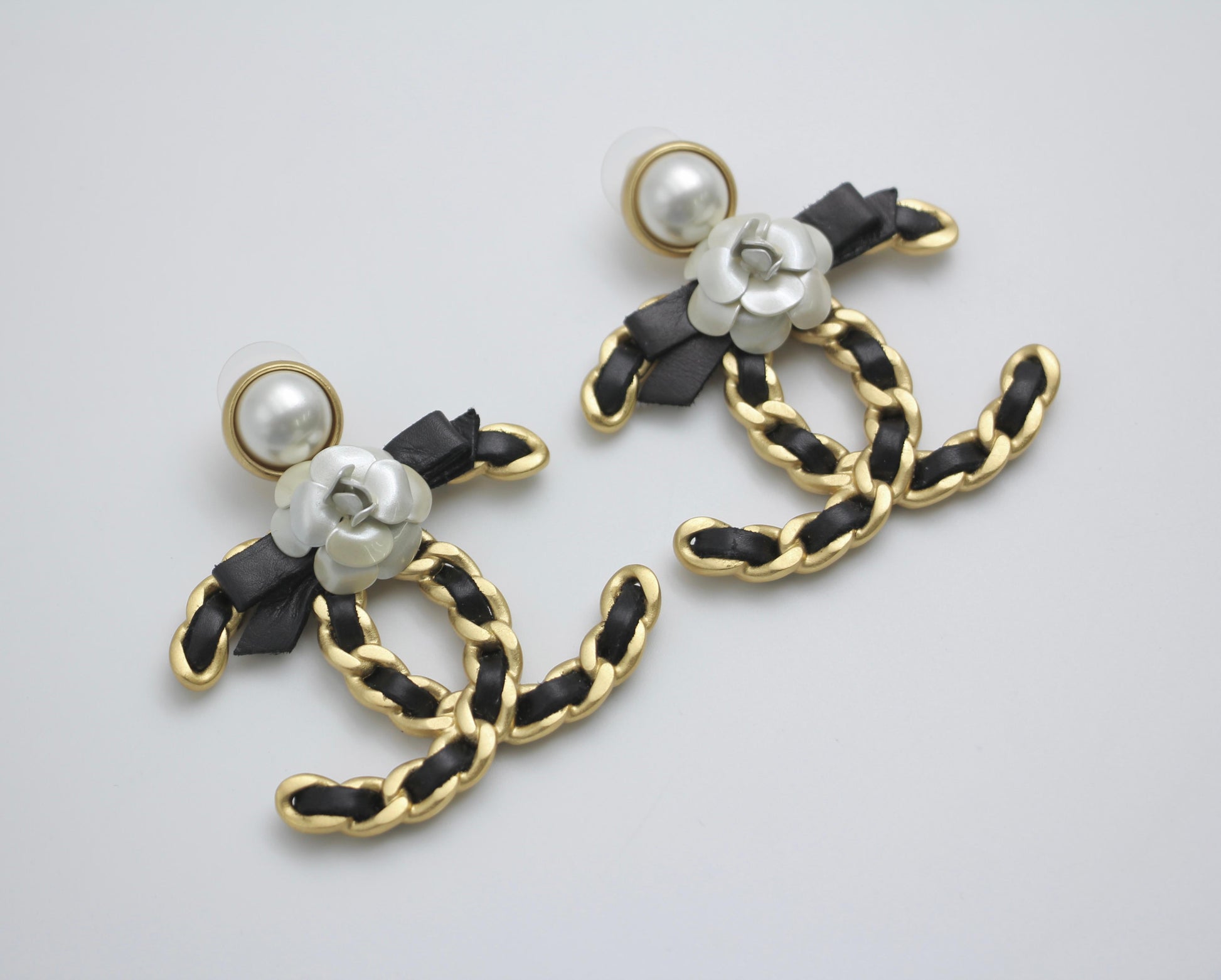 CHANEL Chanel 20A Metal Leather Bow Camellia Earrings - Onesize Fashion Jewellery - Used fashion item from Wararni