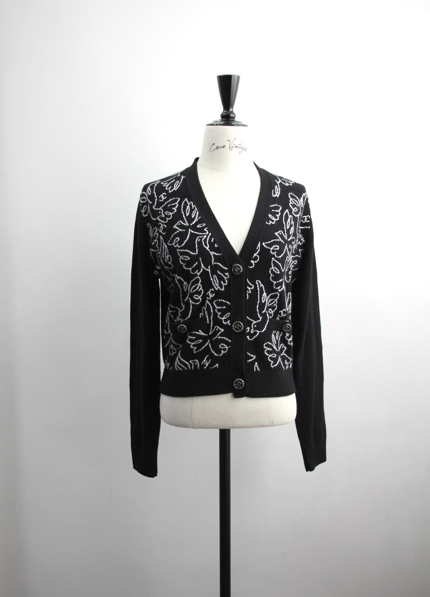 CHANEL Chanel Cashmere 99 Black X White Floral Bird Coat - Onesize Cardigan - Secondhand luxury from Wararni