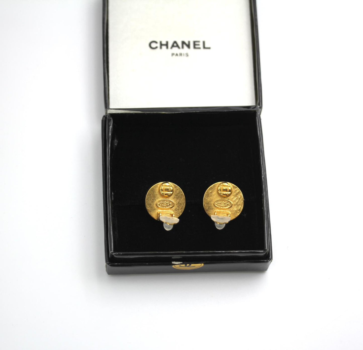 Chanel Vintage 95A Mother-Of-Pearl Round White Thin Cc Earrings