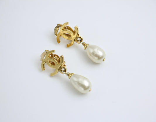 CHANEL Chanel Vintage 95A Gold Plated Pearl Drop Earrings - Onesize Fashion Jewellery - Used fashion item from Wararni