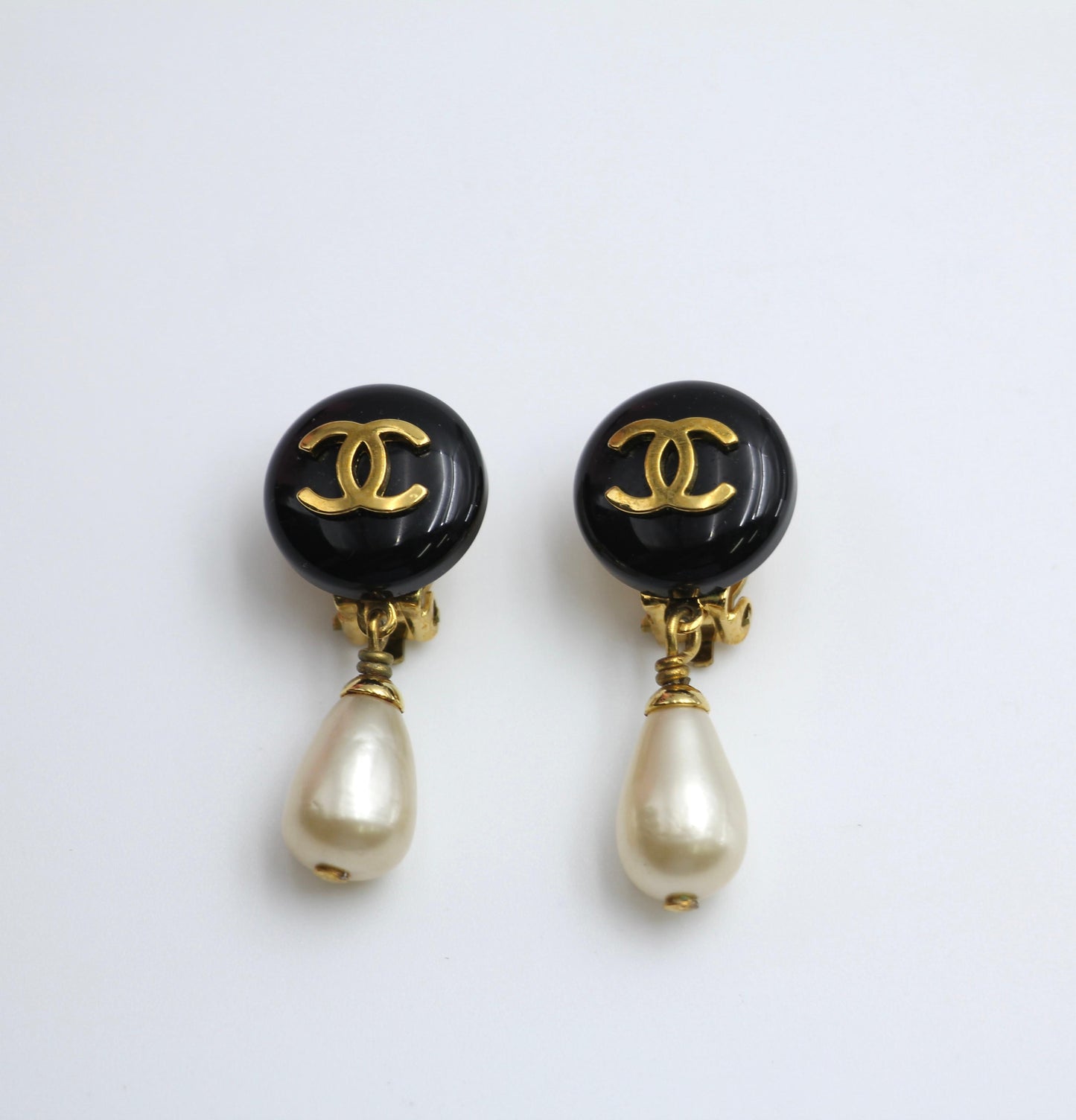 CHANEL Chanel Vintage 95P Resin Black Bean Imitation Pearl Earrings - Onesize Fashion Jewellery - Secondhand luxury from Wararni