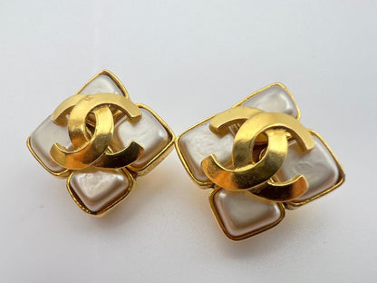 Chanel 1995 Pearl Rhombic Gold Plated Earrings Clip On