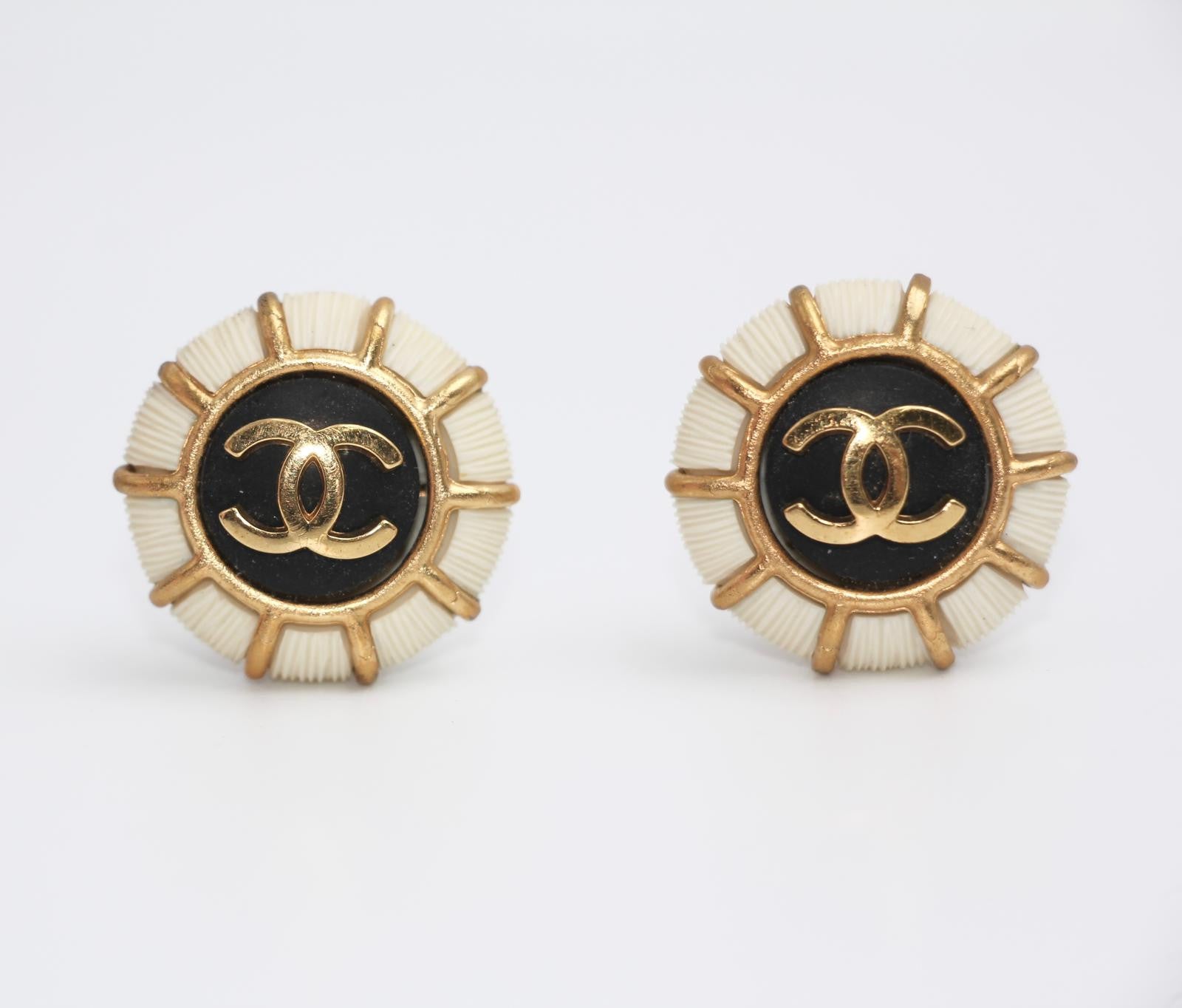 CHANEL Chanel Vintage 95A Resin Navy Style Clip-On Earrings - Onesize Fashion Jewellery - Used fashion item from Wararni