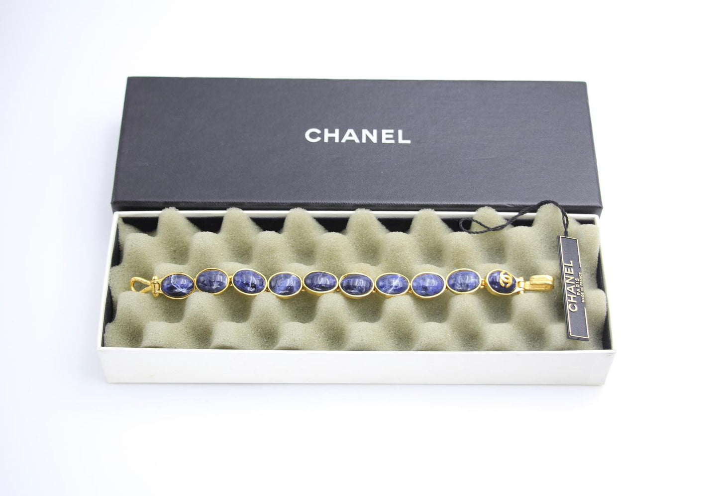 CHANEL Chanel Vintage 95A Lapis Lazuli Bracelet - Onesize Fashion Jewellery - Vintage fashion from Wararni