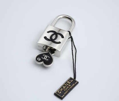 CHANEL Chanel Vintage 07P Metal Heart-Shaped Key - Onesize Accessories - Used fashion item from Wararni