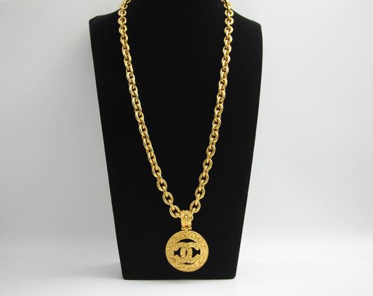 CHANEL Chanel Vintage 94A Gold Plated Medal Pendant Long Necklace - Onesize Fashion Jewellery - Secondhand luxury from Wararni