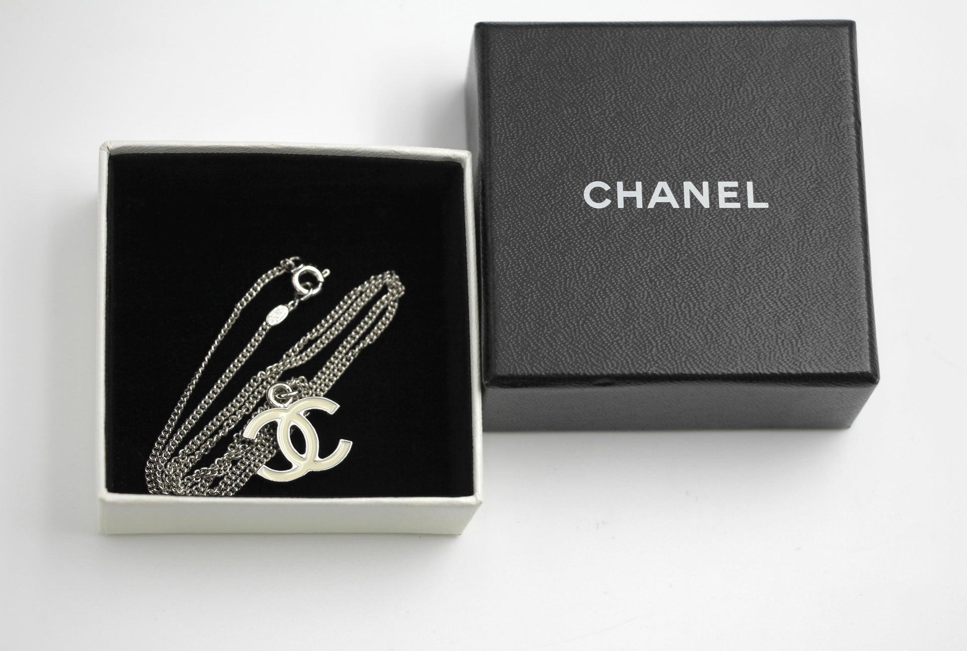 CHANEL Chanel Vintage 05V Enamel White Necklace - Onesize Fashion Jewellery - Secondhand luxury from Wararni