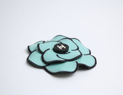 CHANEL Chanel Vintage 95 Light Blue Embroidered Camellia Brooch - Onesize Fashion Jewellery - Vintage fashion from Wararni