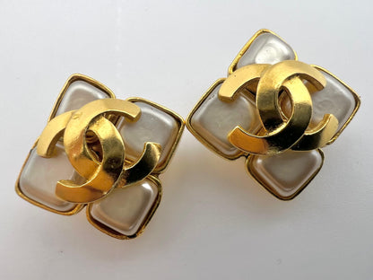 CHANEL Chanel 1995 Pearl Rhombic Gold Plated Earrings Clip On - Onesize Fashion Jewellery - Secondhand luxury from Wararni