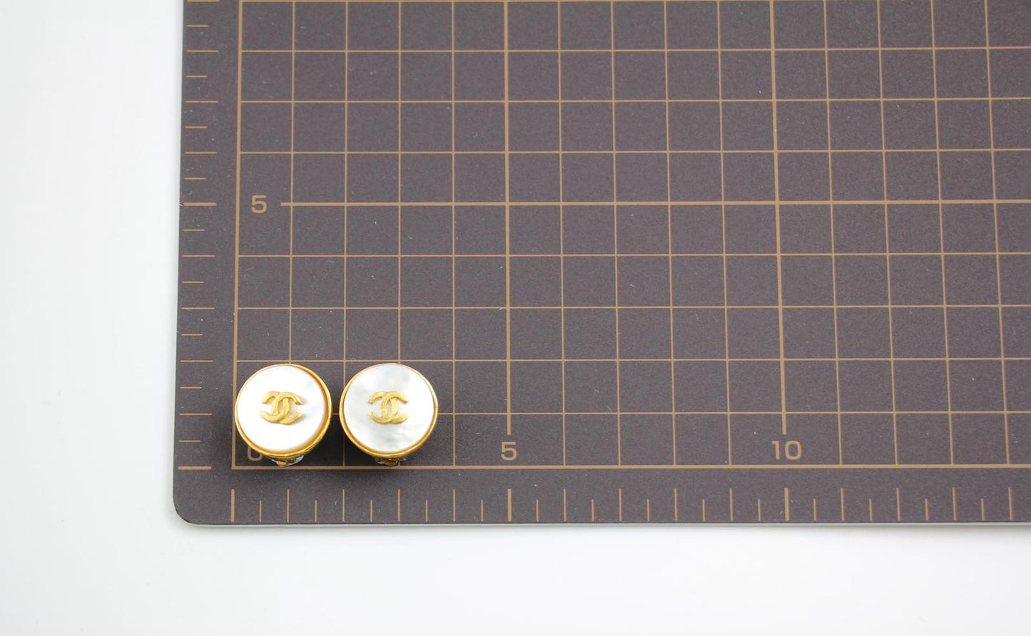 Chanel Vintage 95A Mother-Of-Pearl Round White Thin Cc Earrings