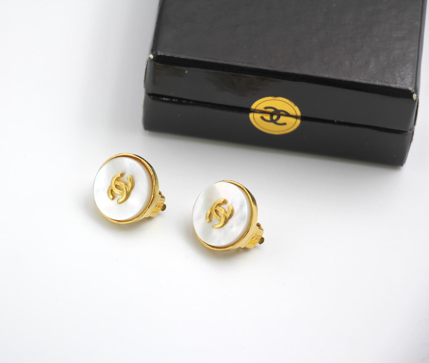 Chanel Vintage 95A Mother-Of-Pearl Round White Thin Cc Earrings