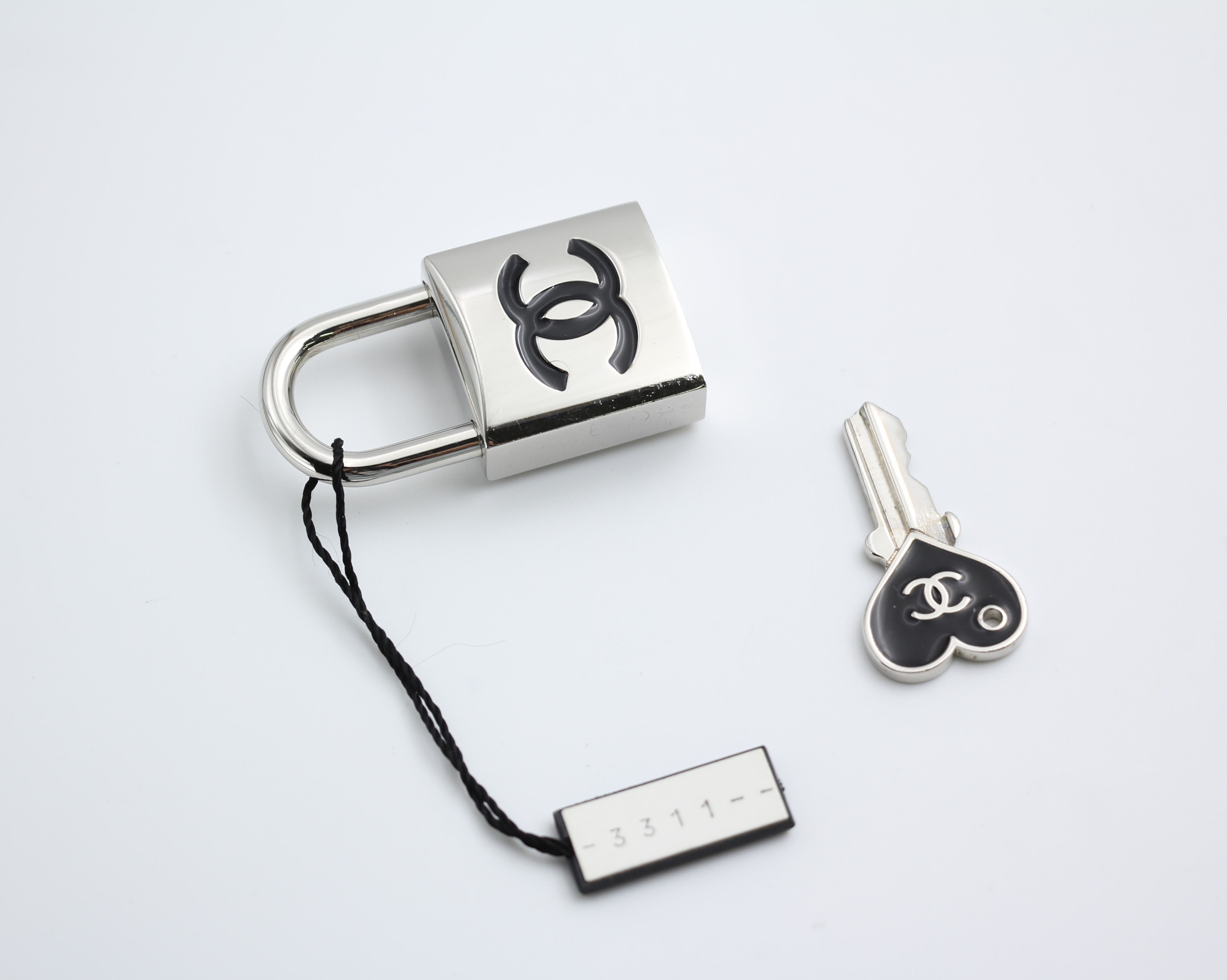 Chanel Vintage 07P Metal Heart-Shaped Key – Wararni.com