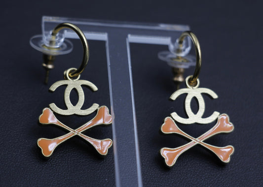 CHANEL Chanel Vintage 03P Enamel Skull Orange Earrings - Onesize Fashion Jewellery - Vintage fashion from Wararni