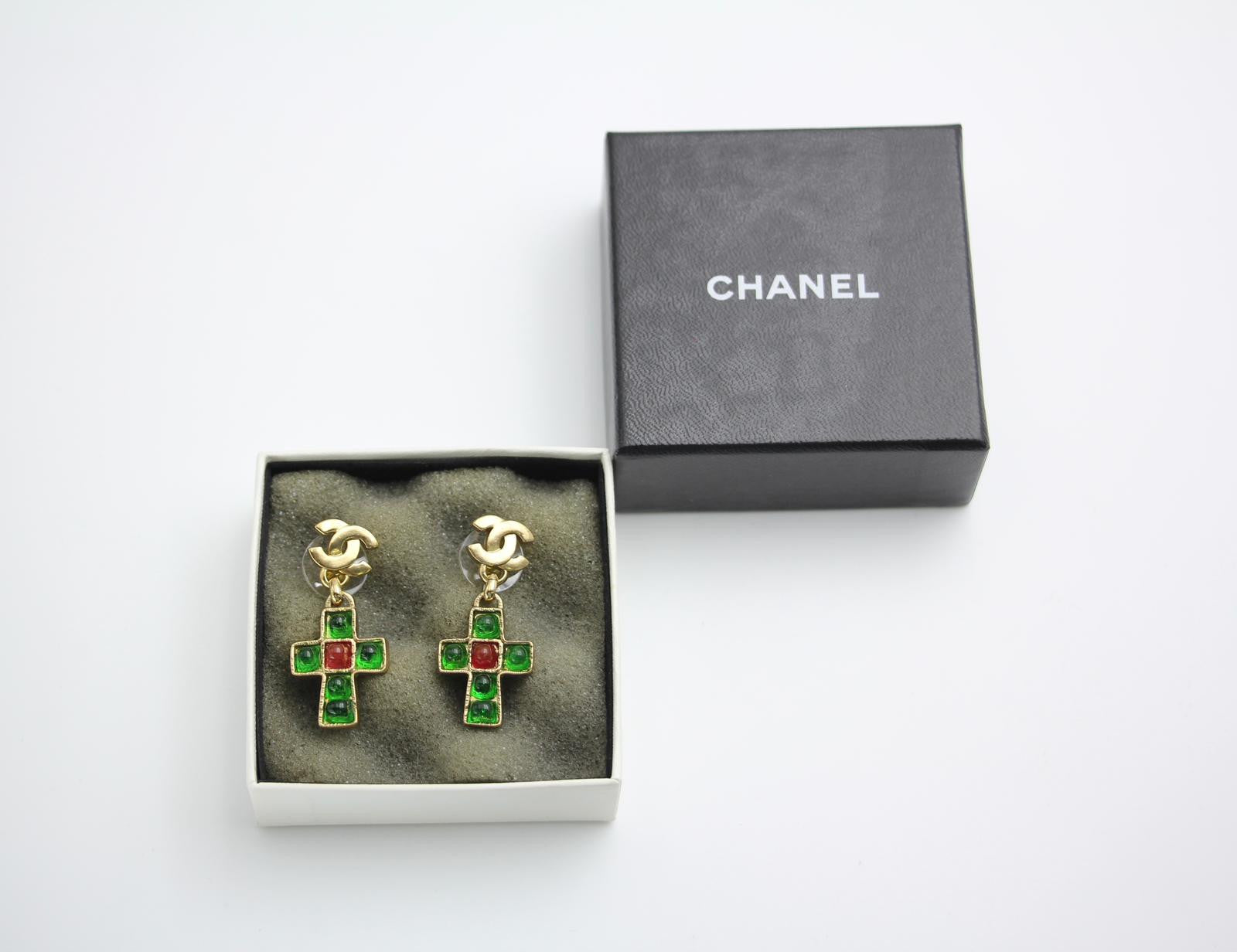 CHANEL Chanel Vintage 02P Green And Red Glass Gold-Plated Cross Earrings 1 - Onesize Fashion Jewellery - Used fashion item from Wararni