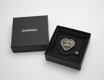 CHANEL Chanel 24P Metal Spring Denim Heart-Shaped Buckle Brooch - Onesize brooch - Vintage fashion from Wararni