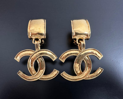 CHANEL Chanel Vintage 94P Gold-Plated Bright Gold Characteristic Pendant Large Ear Clips - Onesize Fashion Jewellery - Used fashion item from Wararni