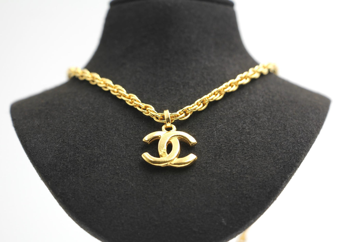 Chanel Vintage 81 85 Gold Plated Chain Clavicle Necklace