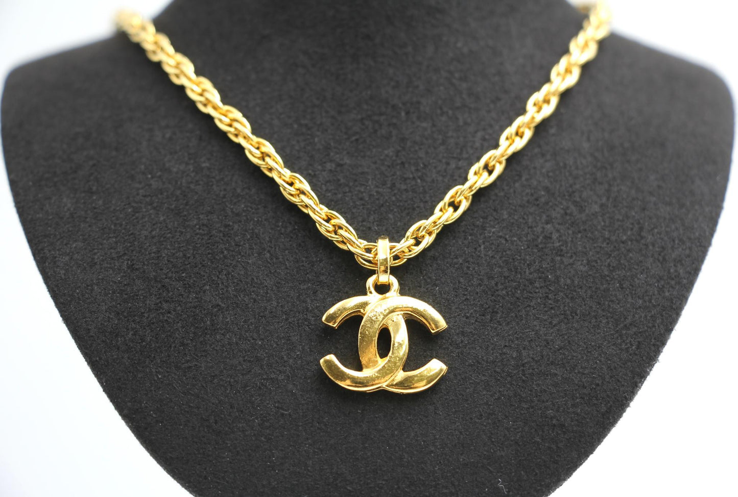 Chanel Vintage 81 85 Gold Plated Chain Clavicle Necklace