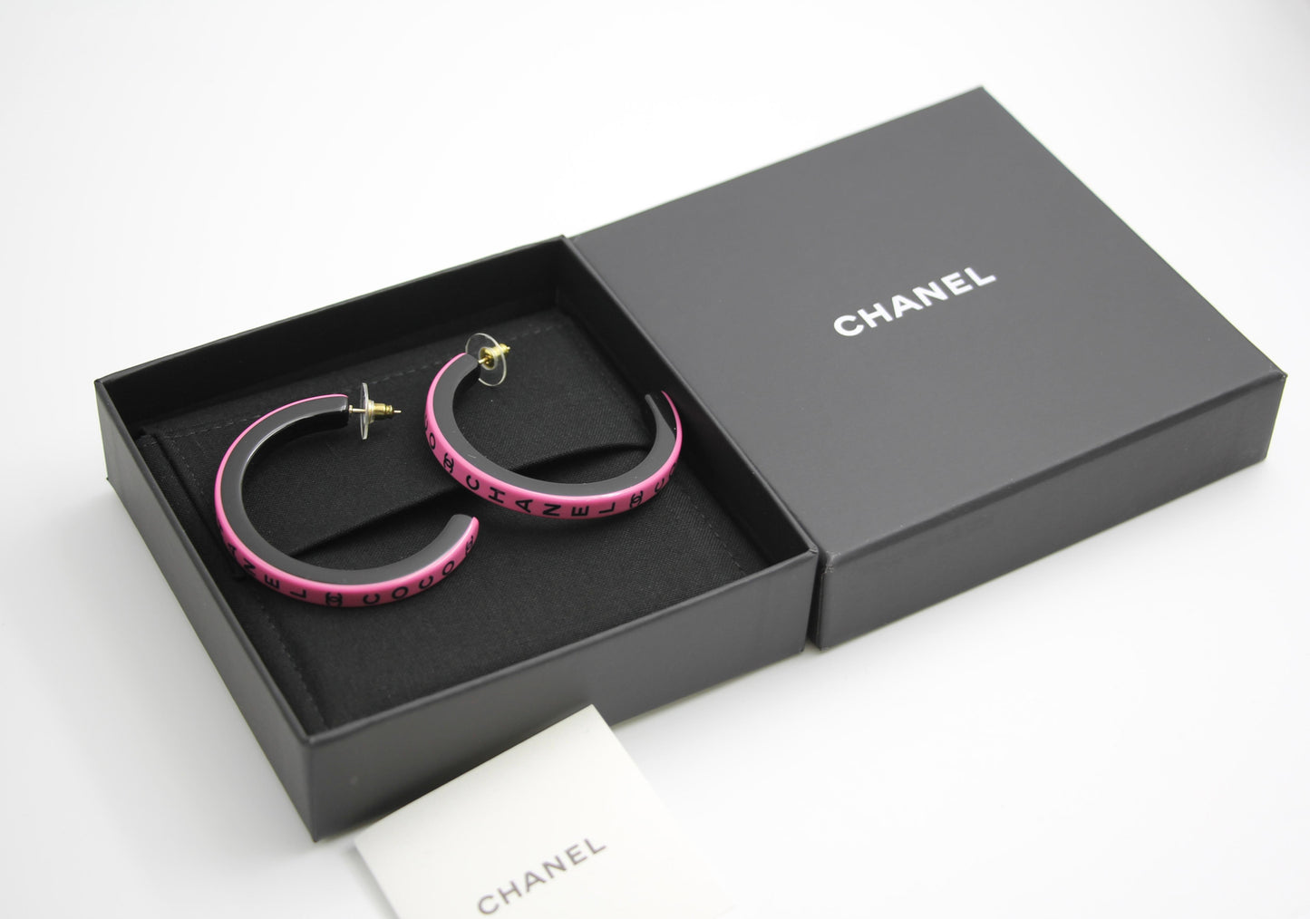 CHANEL Chanel 22S Resin Pink English Word Coco Hoop Large Earrings - Onesize earrings - Secondhand luxury from Wararni