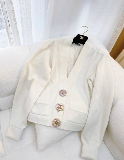 CHANEL Chanel 22A off-white cashmere knitted cardigan - Medium Cardigan - Used fashion item from Wararni