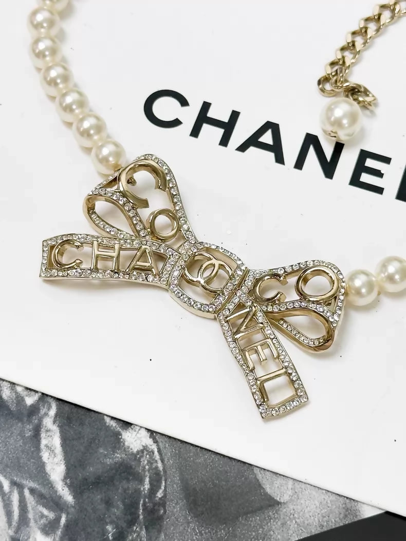 Chanel Fall/Winter 2020 Gold rhinestone bow pearl necklace choker