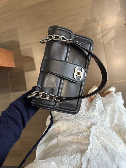 Chanel handbag in black and silver box calfskin with chain