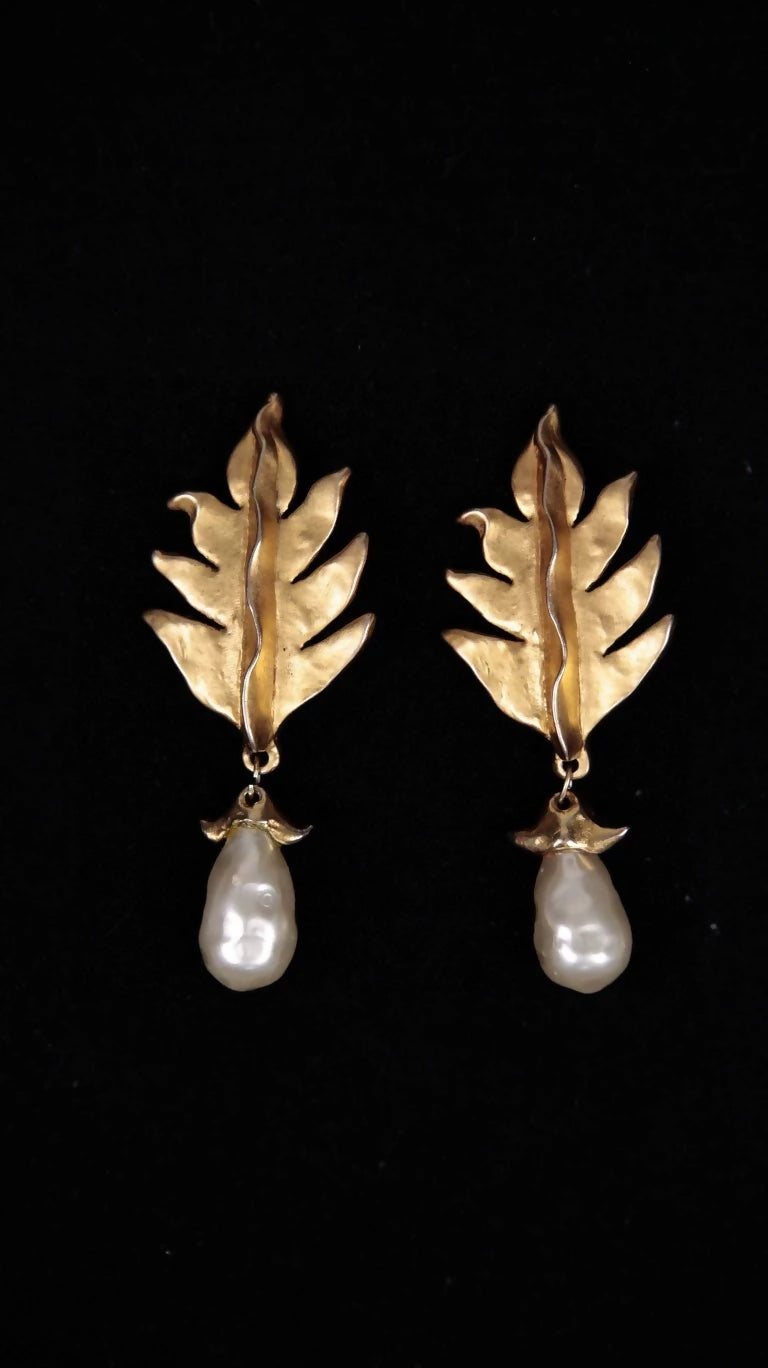Chanel 1986 Leaf Pearl Pendant Ear Clip