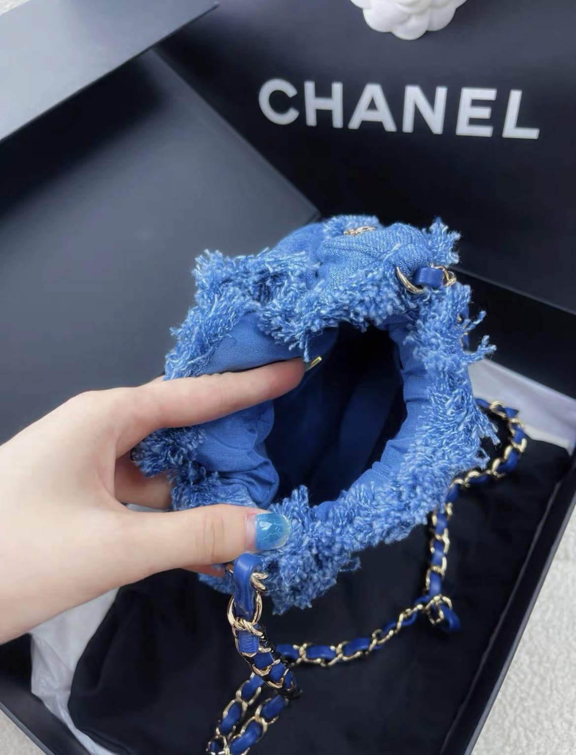 CHANEL ブルーキルティングバッグ Chanel Lambskin Quilted Pearl Crush Mini Rectangular Flap Blue