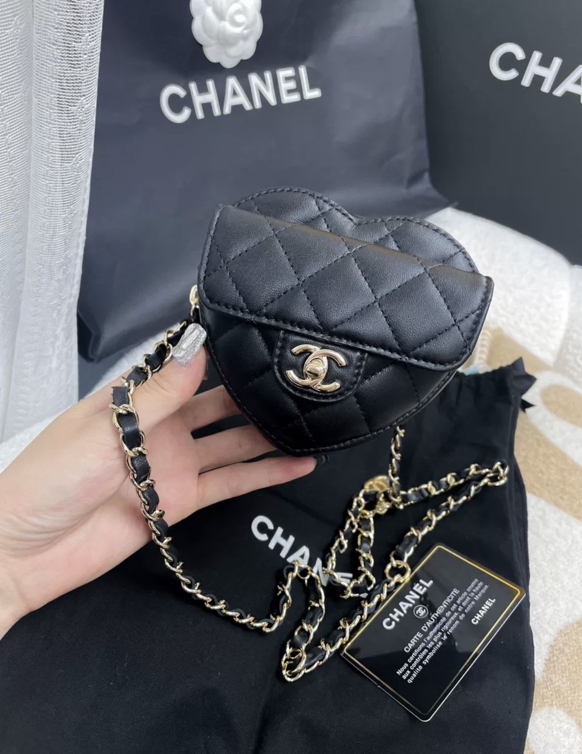 CHANEL Chanel Heart Clutch with Chain 22S Mini Black Lambskin - Mini Mini Bag - Secondhand luxury from Wararni