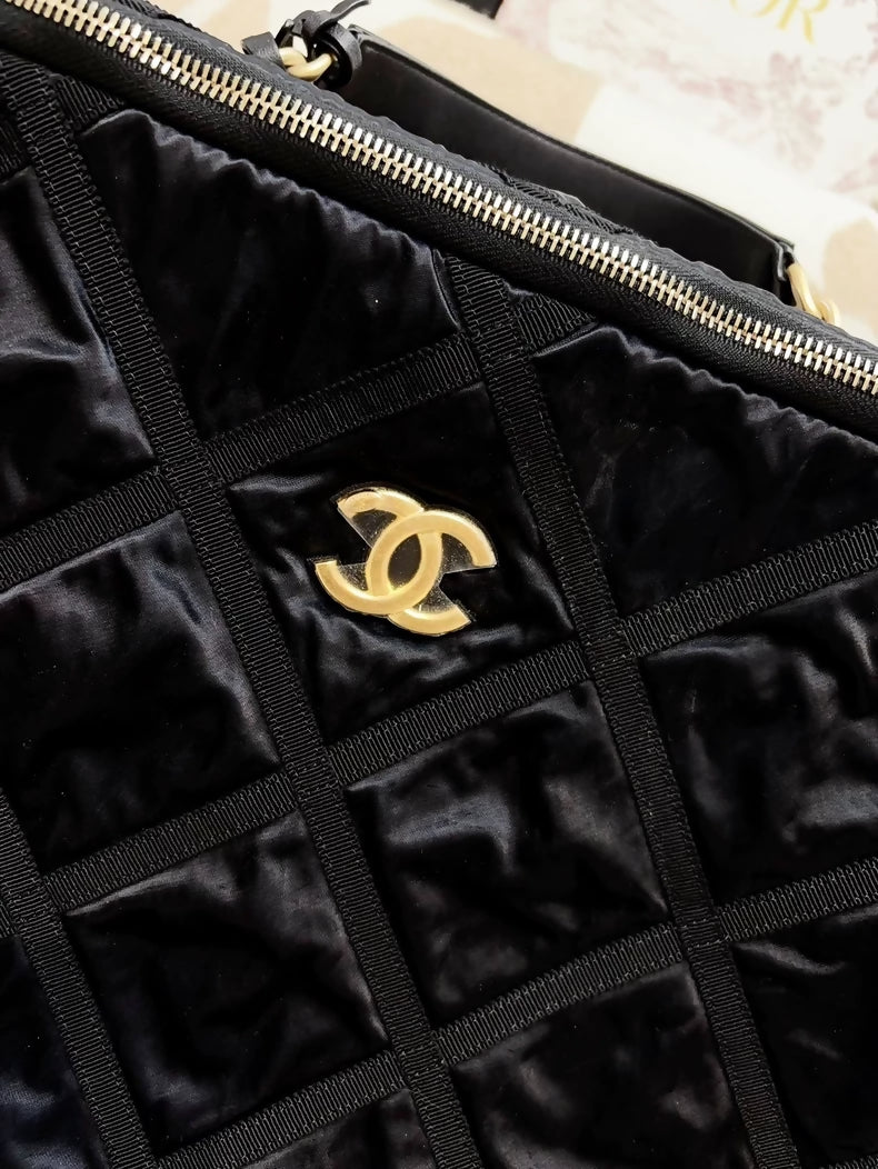 Chanel 22P travel box in black quilted nylon