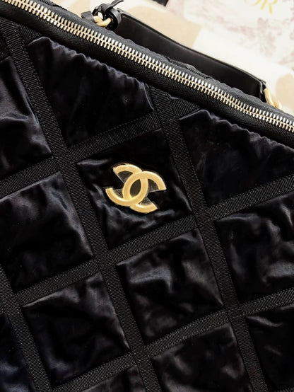 Chanel 22P travel box in black quilted nylon