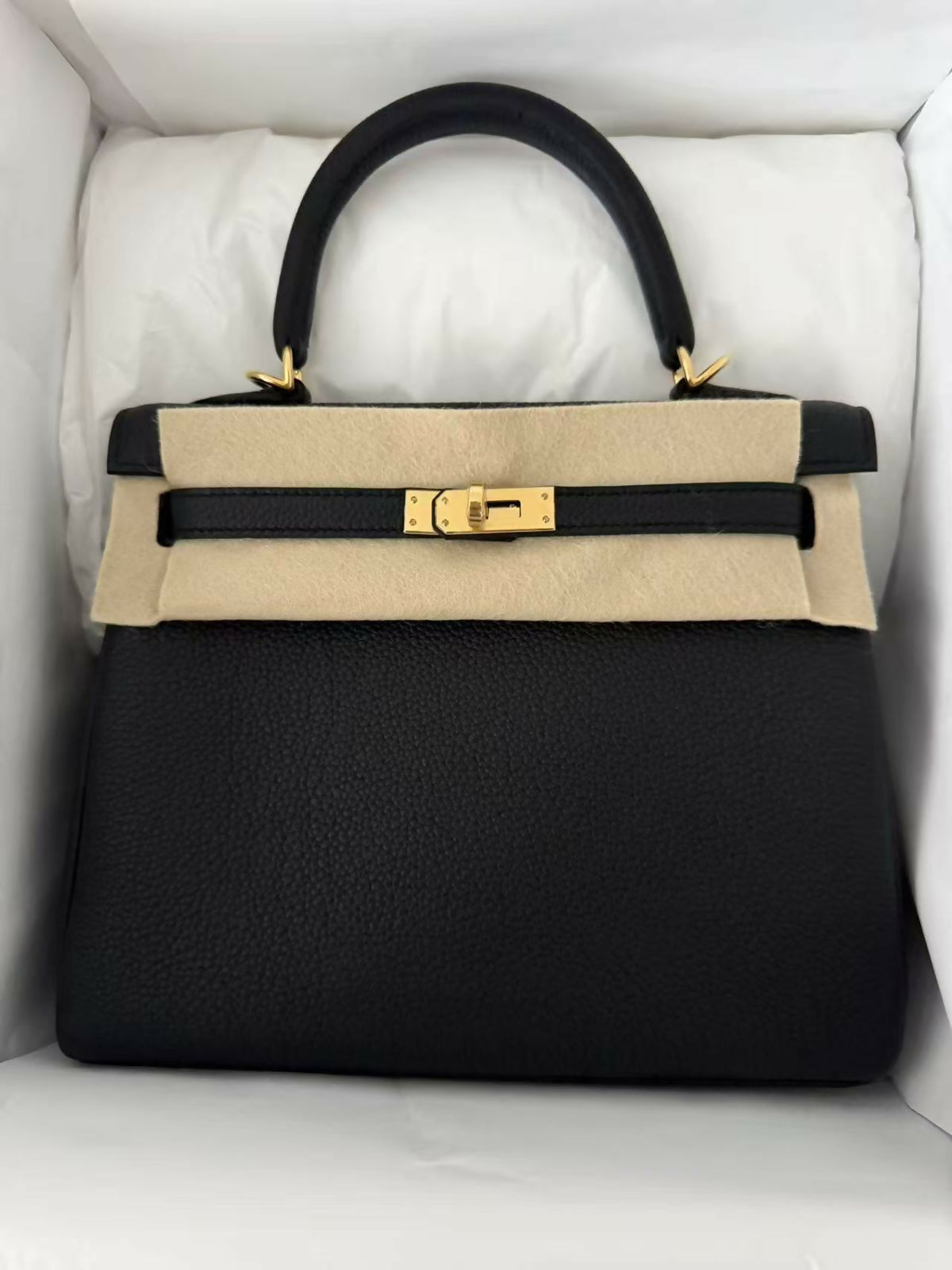 Hermès Kelly 25 Retourne Noir / Black Togo Leather with Gold Hardware