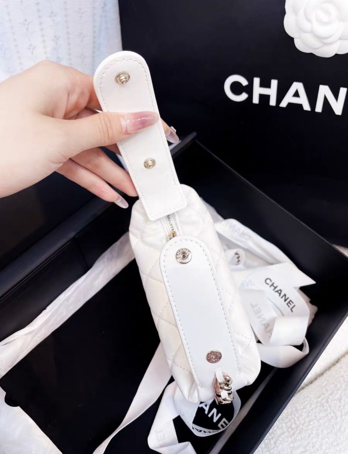 CHANEL 23C white hula hoop clutch – Wararni.com