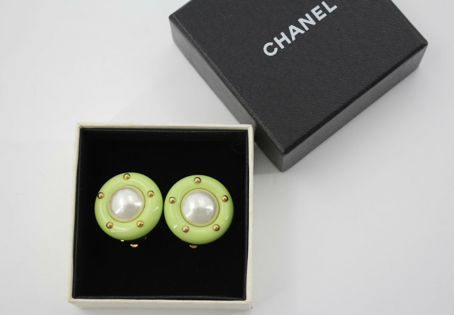 Chanel Vintage 96C Imitation Pearl Resin Light Green Round Clip-on Earrings