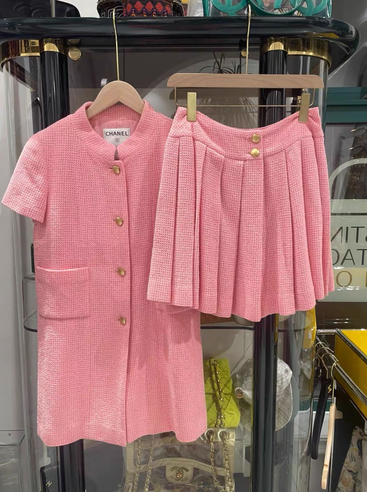 CHANEL Chanel pink suit jacket ➕ pleated skirt - 38 Jacket - Vintage fashion from Wararni