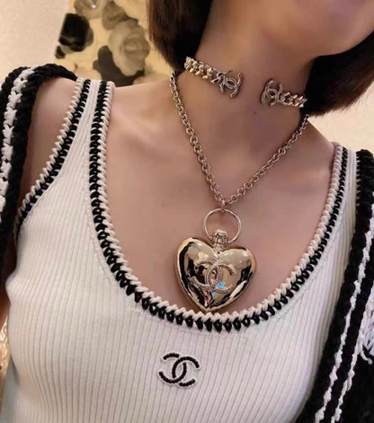 Chanel 22C gold large heart necklace