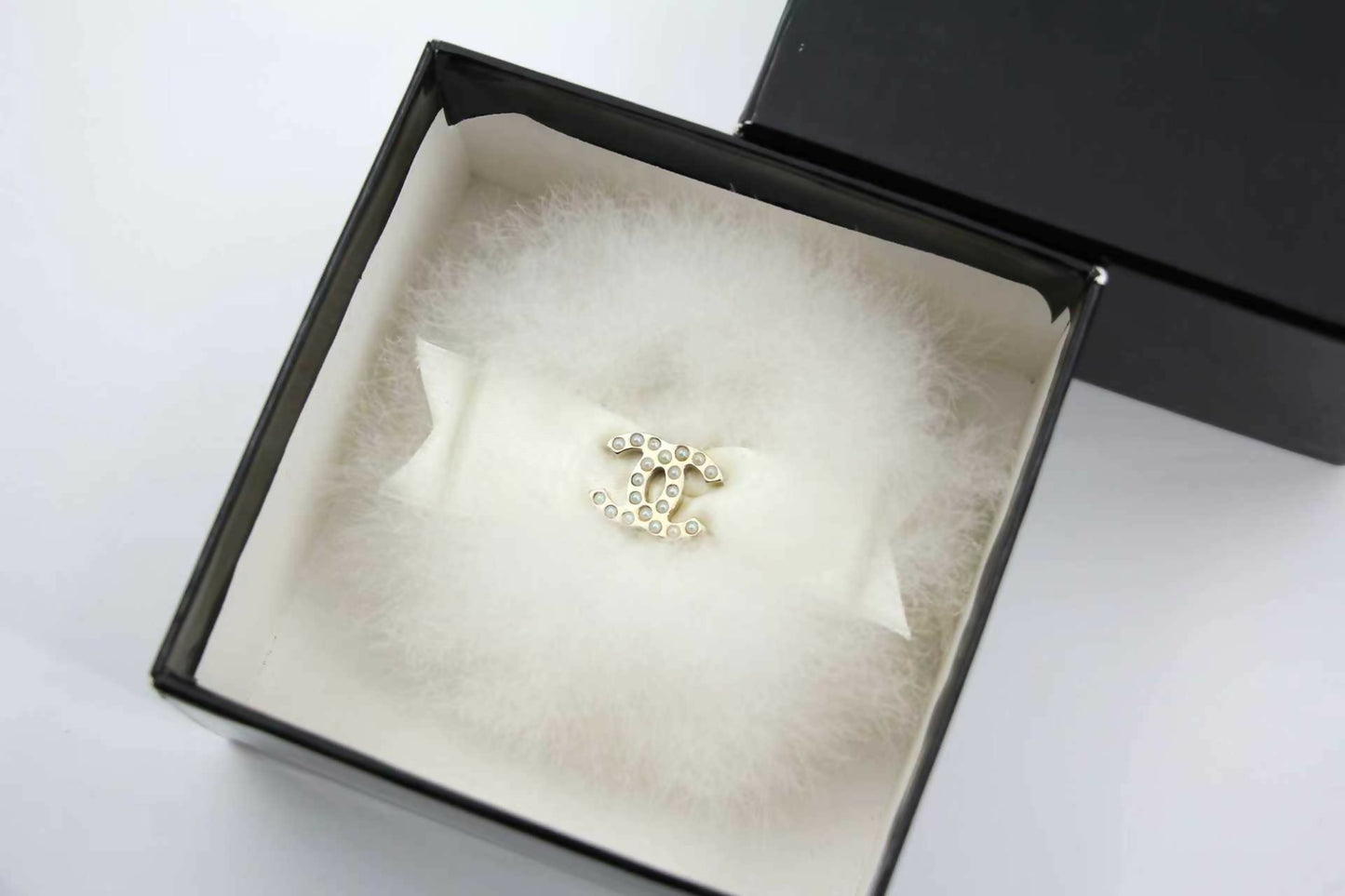 Chanel Vintage 04A Rabbit Fur White Round Bow Brooch