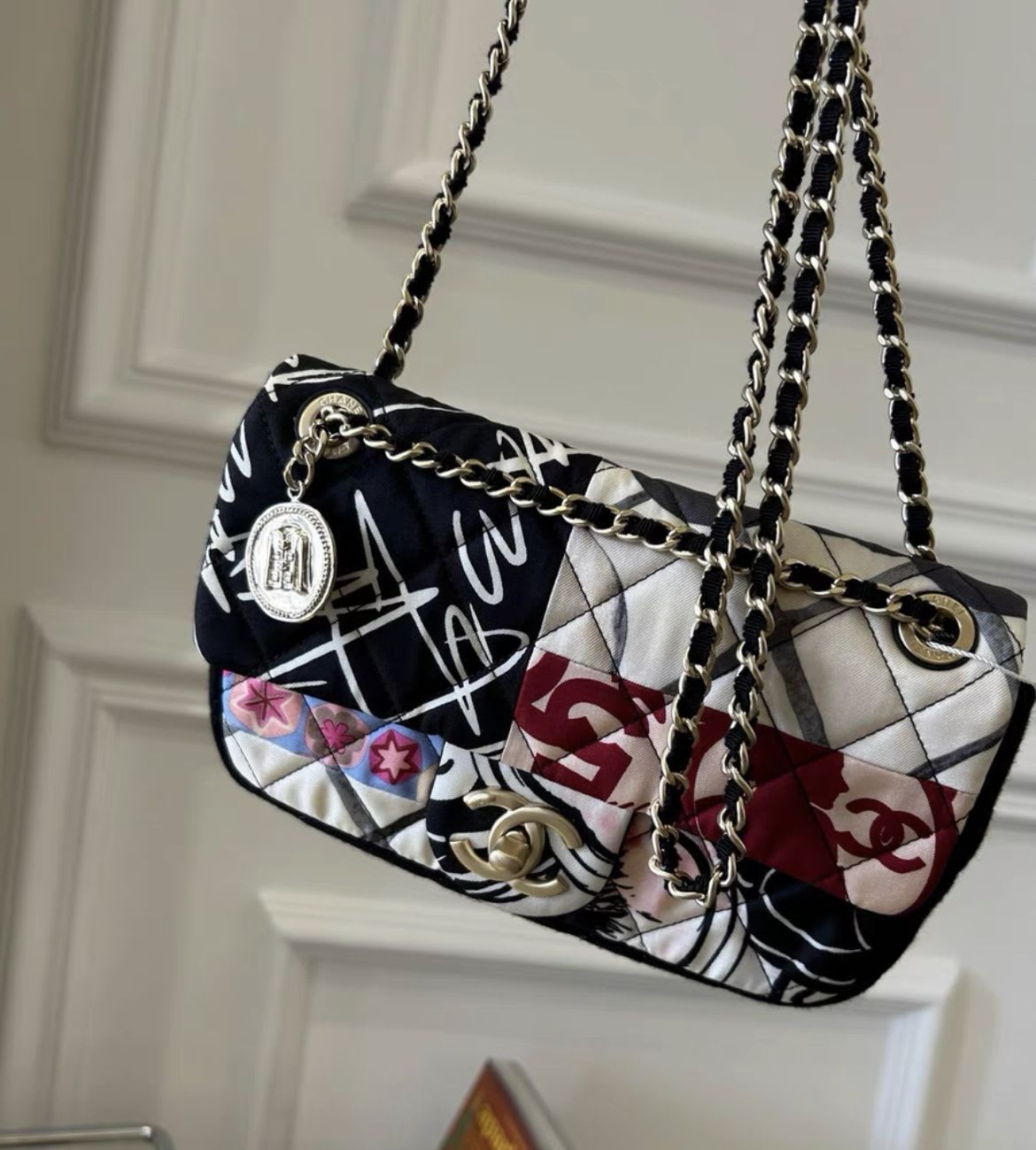 CHANEL Rare Chanel floral graffiti coco badge chain bag - Medium Crossbody Bag - Secondhand luxury from Wararni