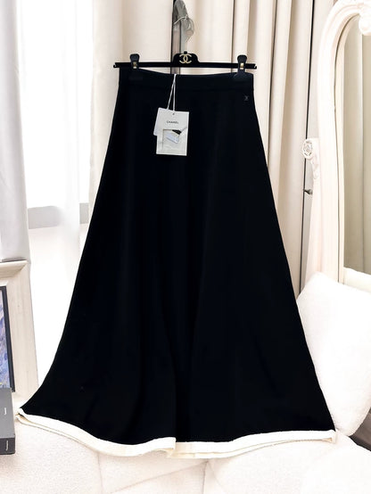 Chanel 25A black and off-white knit midi skirt